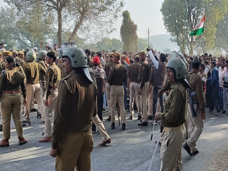 राजगढ़ में प्रदर्शन को देखते हुए भारी संख्या में पुलिस बल तैनात किया है।