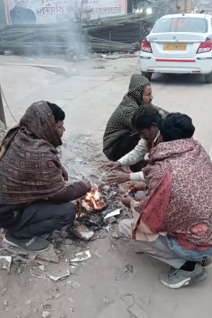 गाजीपुर में कोहरे से कुछ राहत मिली, लेकिन पछुआ हवाओं के कारण गलन बरकरार रही। लोग ठंड से राहत के लिए अलाव का सहारा ले रहे हैं।