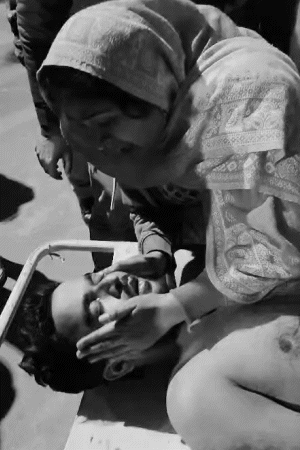 पोस्टमॉर्टम हाउस में मृतक की बड़ी बहन डेडबॉडी से लिपटकर रोई।