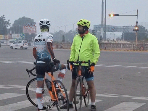 लखनऊ में शनिवार सुबह कोहरा नहीं दिखा। इस दौरान मॉर्निंग वॉक और साइकिलिंग के लिए लोग सड़कों पर दिखाई दिए।