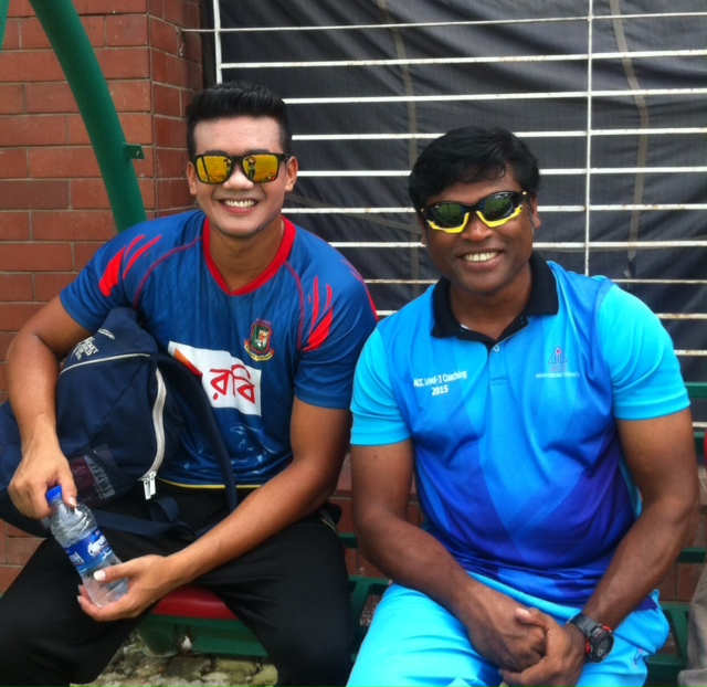 बांग्लादेशी पेसर तस्कीन अहमद (बाएं) कोच महबूब अली जाकी के साथ।