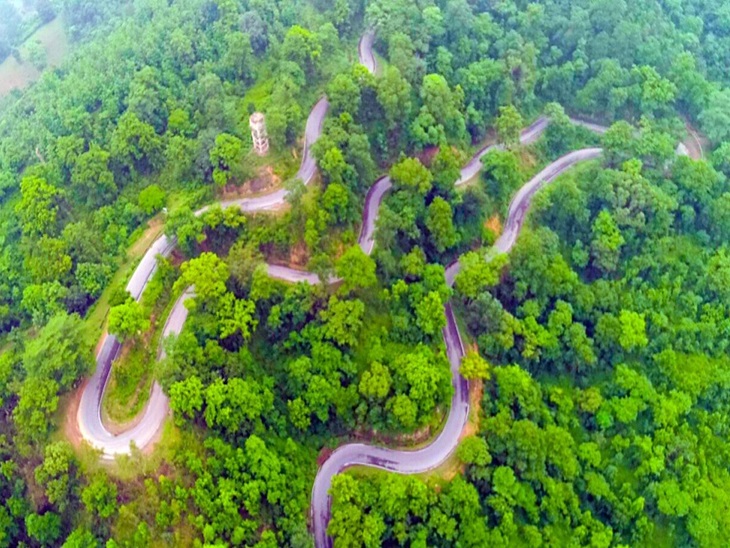 मैनपाट पहुंचने का मार्ग सैलानियों को करता है रोमांचित।