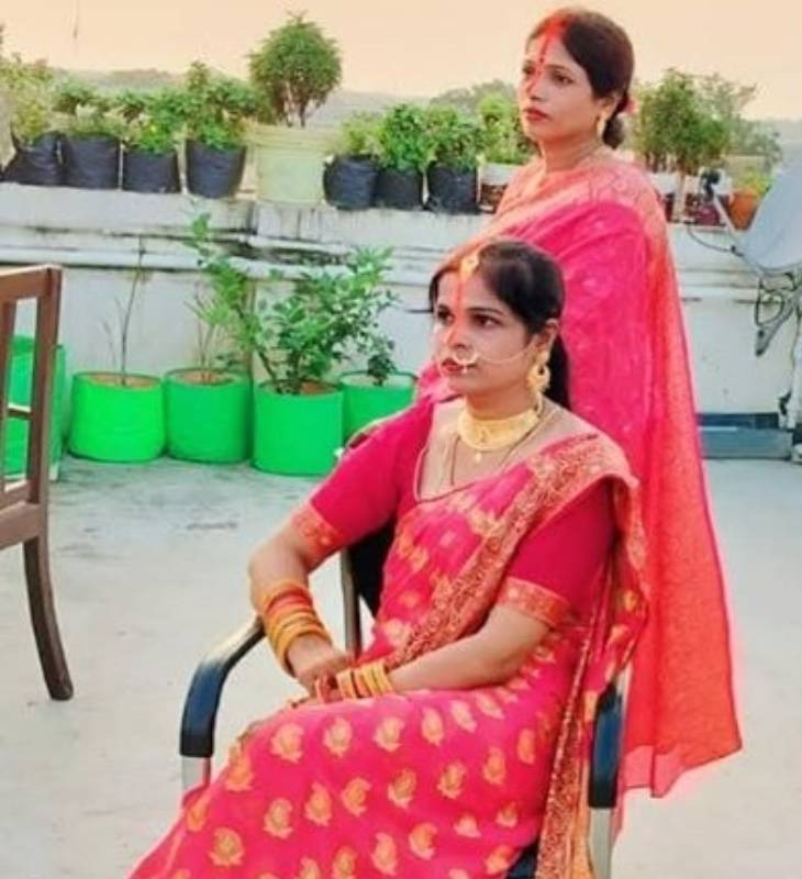 ये अंजलि (पीछे की तरफ) और अमीषा हैं, जिनकी हालत गंभीर है। दोनों को पटना रेफर किया गया है।