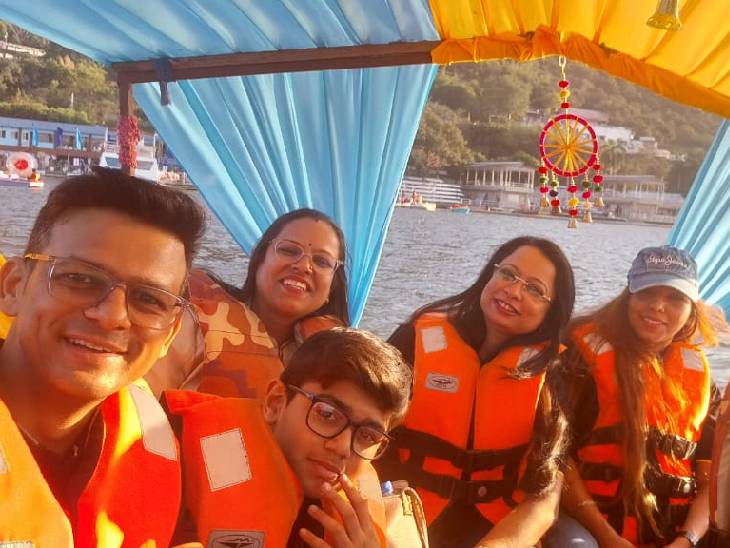 पूर्व छात्र परिवार के साथ बड़े तालाब में शिकारा नांव का आनंद लेते नजर आए।