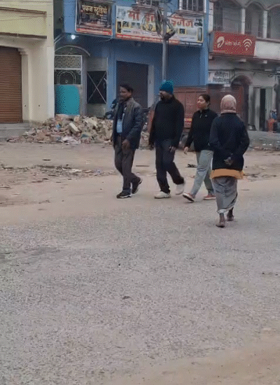 ठंड के चलते बाजार में लोगों की भीड़ कम दिखी।