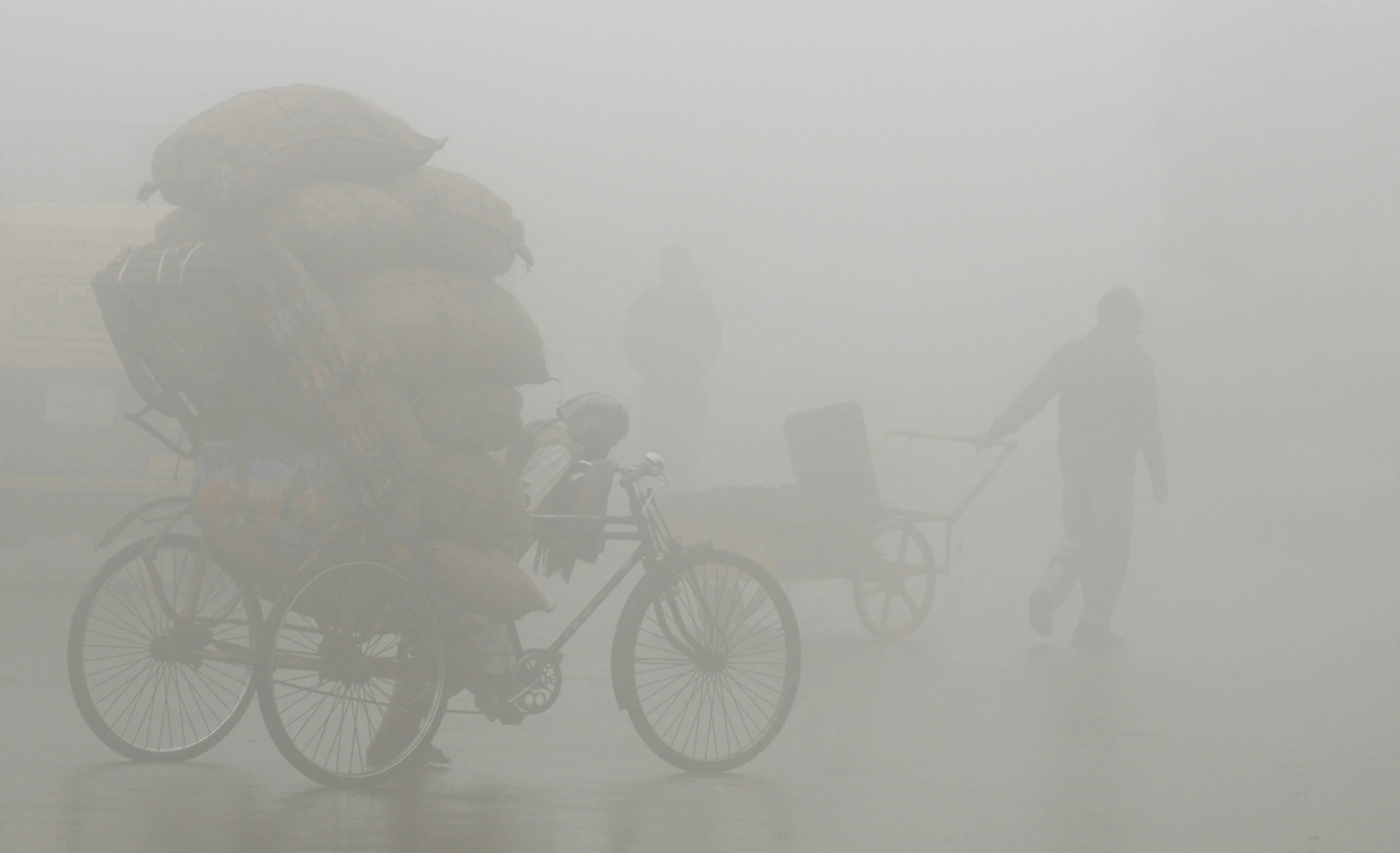 त्रिपुरा के अगरतला में सुबह गहरा कोहरा छाया। विजिबिलिटी 5 मीटर से कम रही।