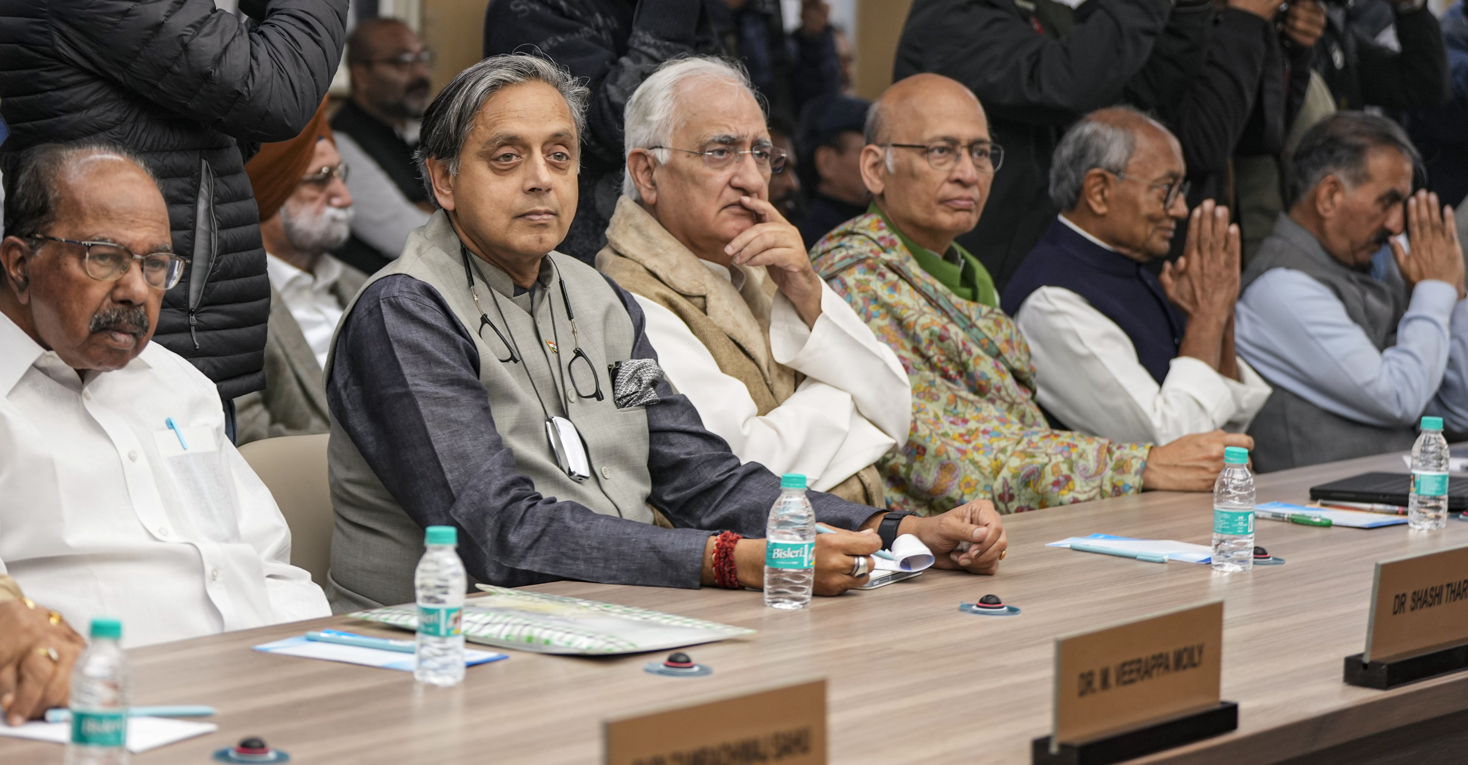 CWC की बैठक में मौजूद शशि थरूर और अन्य कांग्रेसी नेता।