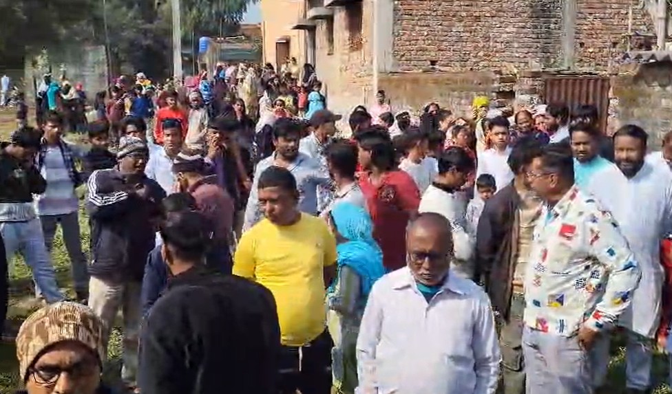 घटनास्थल पर जुटी लोगों की भीड़।