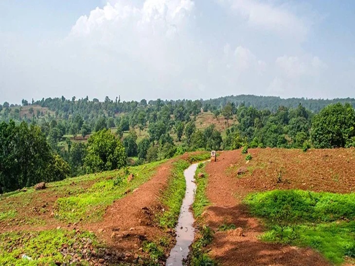 मैनपाट में उल्टा पानी, जहां उंचाई पर चढ़ता है पानी।