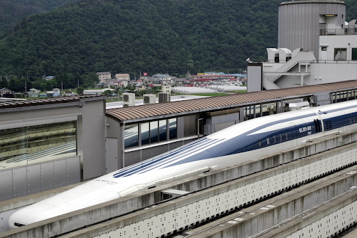 चीन के अलावा फिलहाल सिर्फ जापान और साउथ कोरिया में ही मैग्लेव ट्रेनें चल रही हैं। जापानी मैग्लेव ट्रेन की तस्वीर।