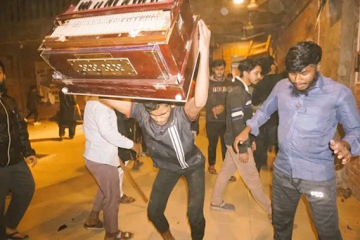 छायानट के दफ्तर में रखे कई म्यूजिक इंस्टूमेंट लूट लिए गए, तो कुछ आग के हवाले कर दिए गए।