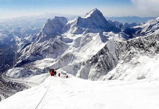 हिमालय भारत के लगभग 13 क्षेत्रों (11 राज्य + 2 केंद्र शासित प्रदेश) को कवर करता है, जो भारतीय हिमालयी क्षेत्र (IHR) के रूप में जाने जाता है।