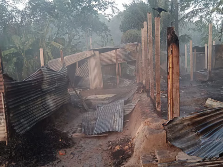 बांग्लादेश में कुछ महीने पहले चटगांव में कट्टरपंथियों की भीड़ ने हिंदू मोहल्ले पर हमला किया और वहां आग लगा दी थी।