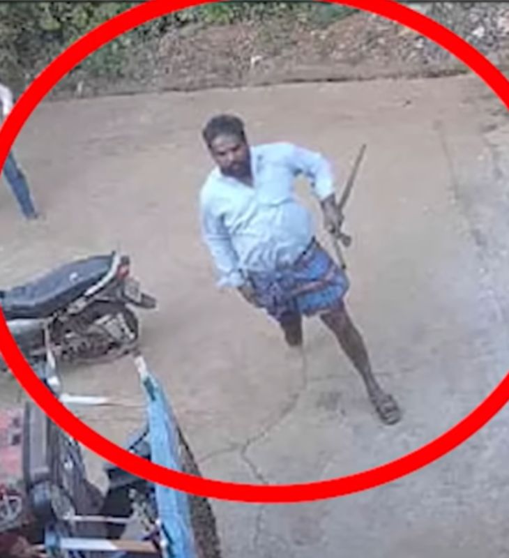 फोटो में दिख रहा शख्स मान्या का पिता प्रकाशगोड्डा पाटिल है। CCTV फुटेज में वो कुल्हाड़ी लिए विवेकानंद के घर में घुसता दिखा था।