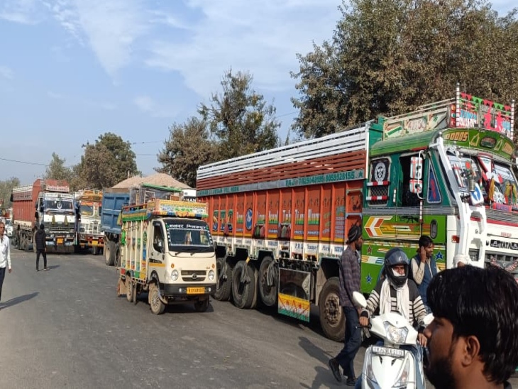 विरोध के चलते अलवर सिकंदरा मेगा हाईवे पर जाम लग गया।