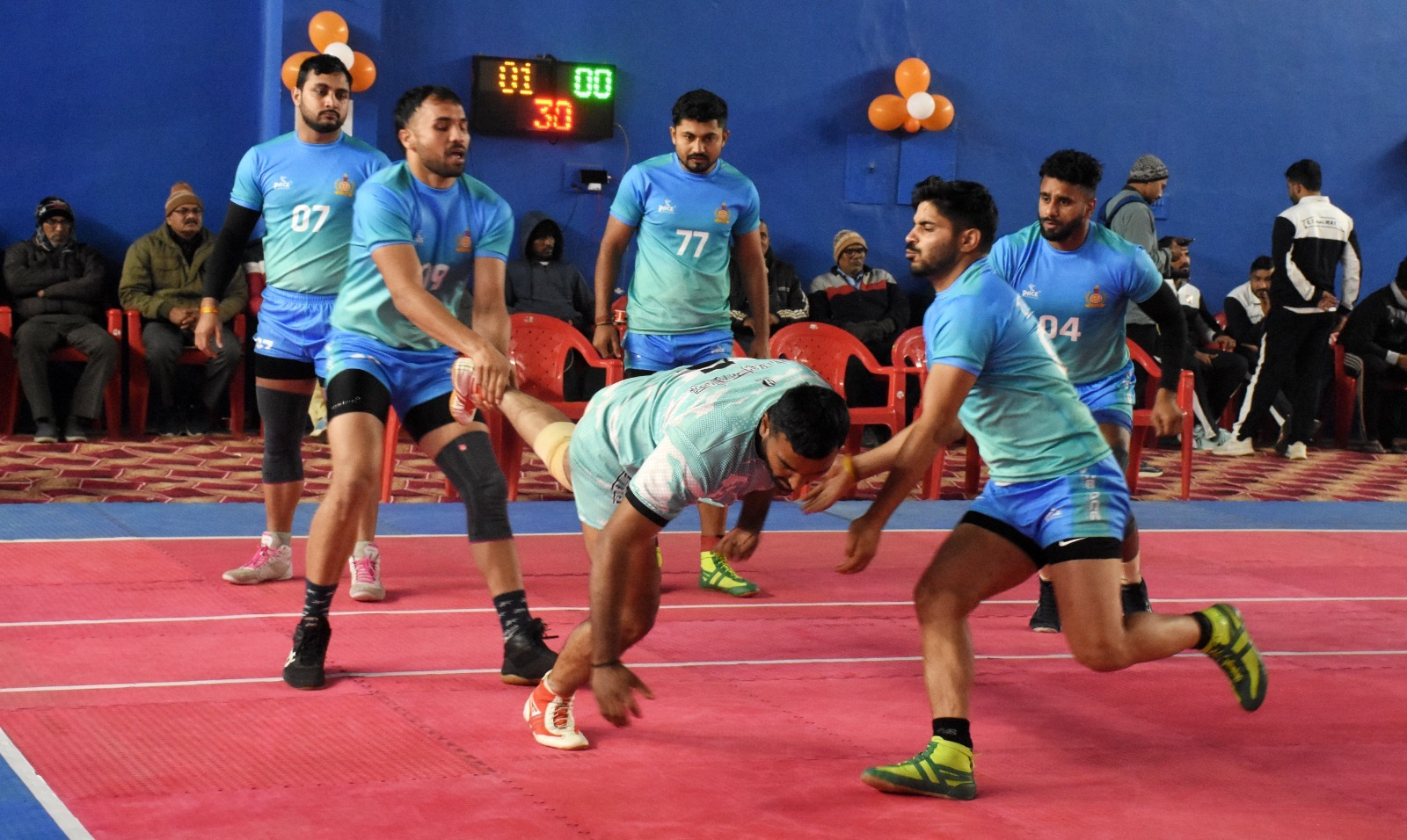 टेकल को डिफेंड करता खिलाड़ी