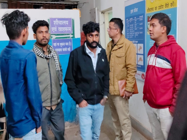 अस्पताल में इलाज के दौरान युवक ने दम तोड़ दिया।