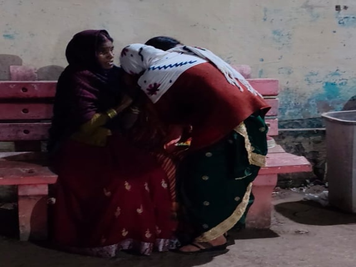 मृतक के परिजनों का रो-रोकर बुरा हाल है।
