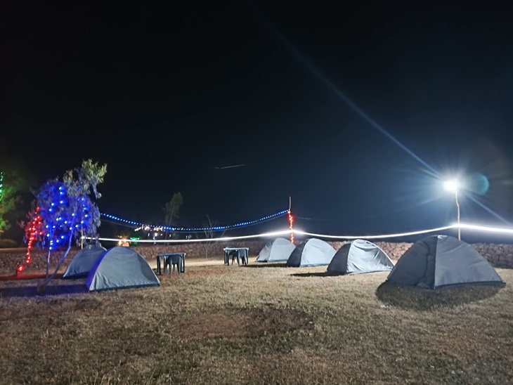 सजाए गए टेंट में नाइट कैंपिंग।