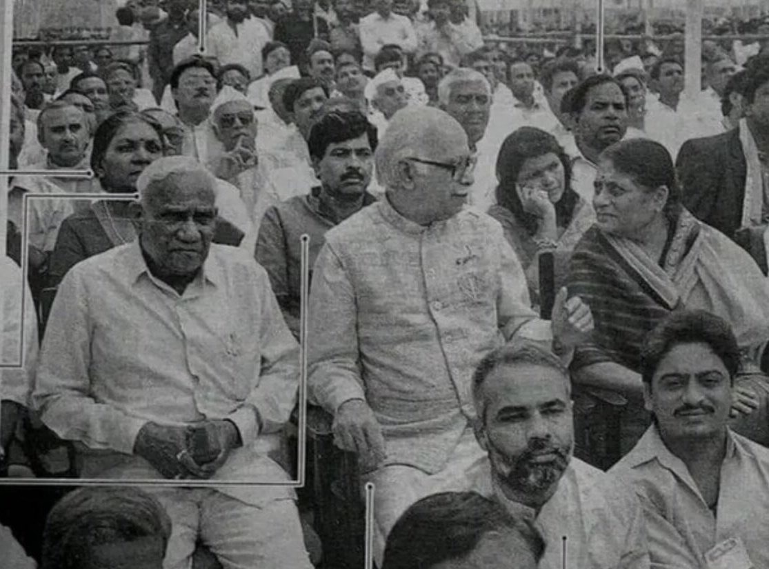 दिग्विजय सिंह ने एक्स पर यह तस्वीर शेयर की है, जिसमें पीएम मोदी जमीन पर बैठे नजर आ रहे हैं।