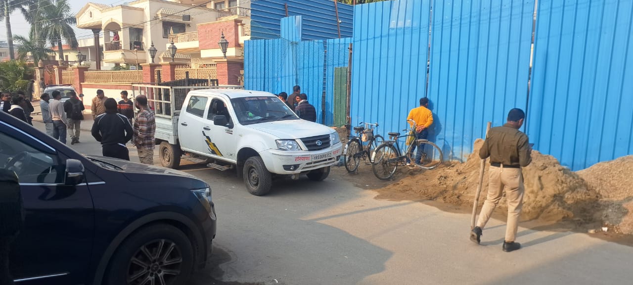 जिस कोठी में तेंदुआ घुसा है, उसके बाहर वन विभाग की टीम के कर्मचारी पहुंचे।