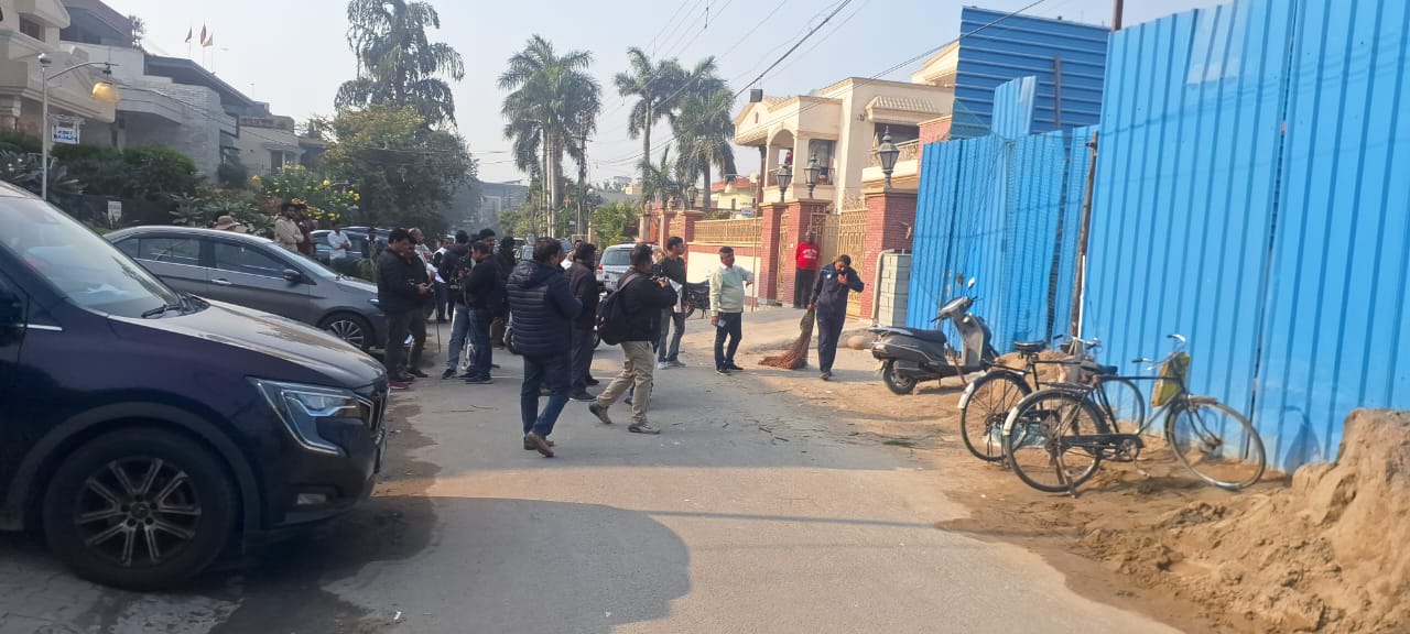 पुलिस और वन विभाग की टीम के साथ कोठी के बाहर स्थानीय लोग भी मौजूद।