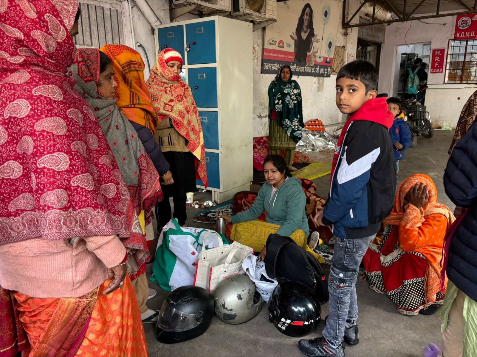 ट्रॉमा चौकी के बाहर मृतक के परिजन बैठे हैं।