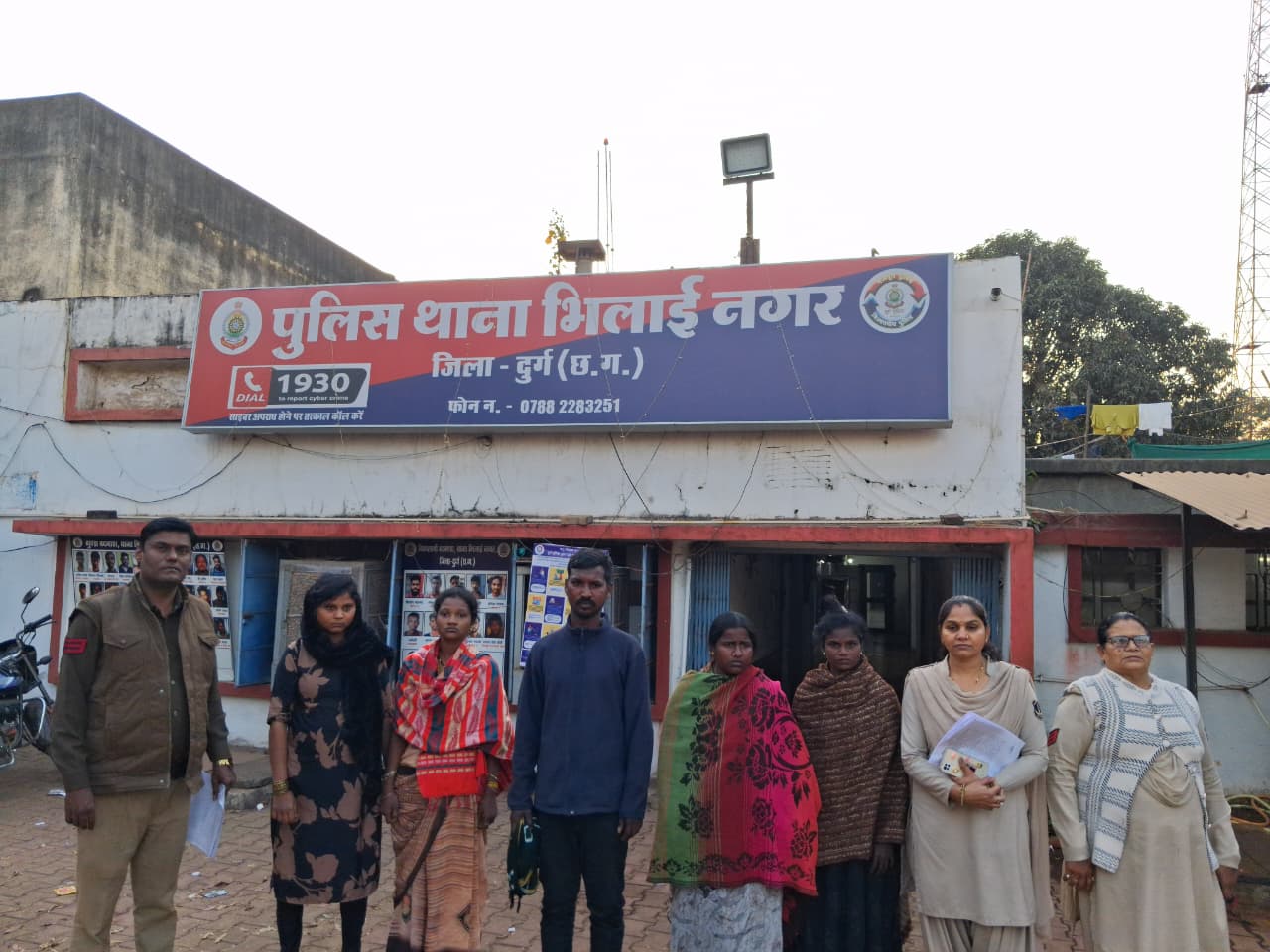 कथा स्थल पर पुलिस ने जांच के दौरान इन्हें संदिग्ध पाया और थाने लेकर आए।