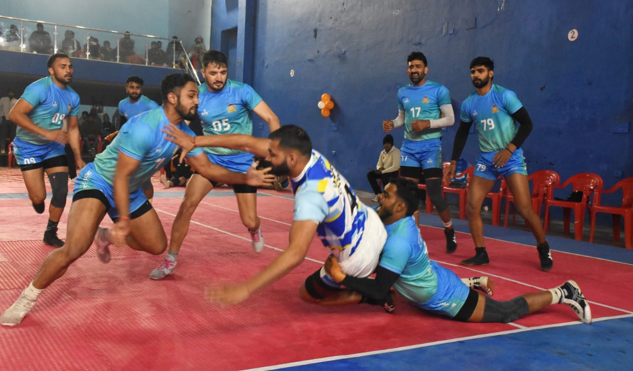 पॉइंट के लिए जी-जान लगाते खिलाड़ी