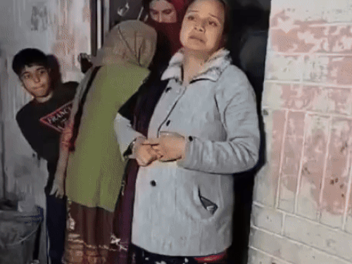 घटना की जानकारी देती हुई महिला।