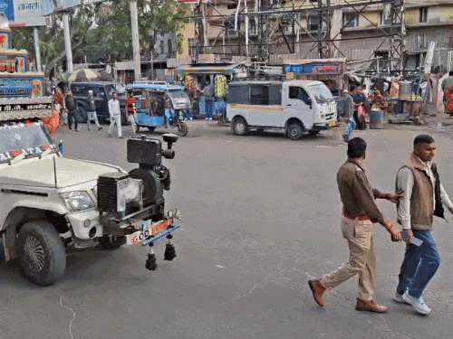 पुलिस के साथ डीजे पिकअप पर गाने बजाते हुए पैदल मार्च निकाला गया।