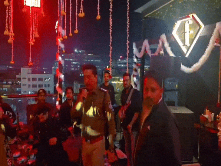 माइक से तेज साउंड और फ्लोर सील करने के बारे में कहते टीआई तारेश सोनी।