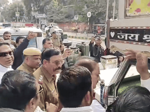 डीजे पर गाने चलाने को लेकर कांग्रेसियों व पुलिस में झड़प भी हुई।