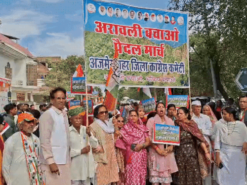 अरावली बचाओ पैदल मार्च में महिलाएं भी बड़ी संख्या में शामिल हुई।