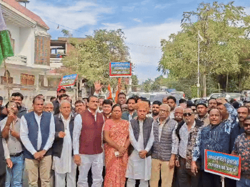 शहर जिलाध्यक्ष राजकुमार जयपाल के नेतृत्व में ज्योतिबा फूले सर्कल से कांग्रेसी रवाना हुए।