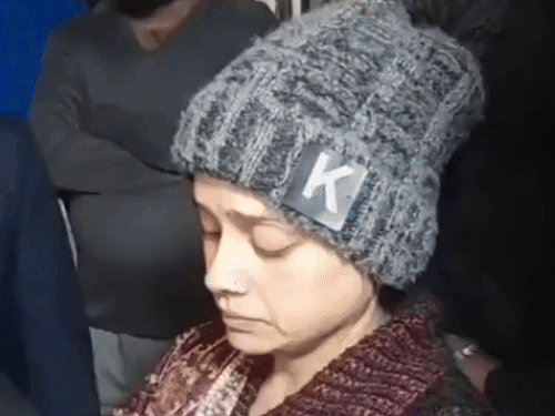 महिला से बातचीत करते हुए भाजपा नेता। - Dainik Bhaskar