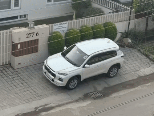 घर की चारदीवारी फांदकर भागता हुआ दिखा तेंदुआ। इसे ड्रोन कैमरे में कैद किया गया।