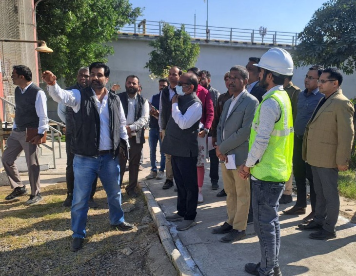 मंडिया रोड क्षेत्र स्थित सीवरेज ट्रीटमेंट प्लांट का निरीक्षण करते हुए टीम।