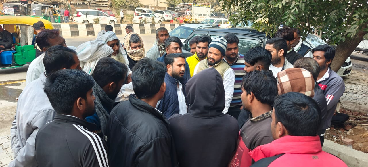 पोस्टमॉर्टम हाउस के बाद आसिफ की मौत के मामले की जांच की मांग उठाते परिजन।