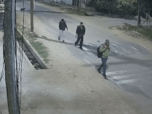 इंडस्ट्रियल एरिया में काम करने वाले कर्मचारी का पीछा करते दो बदमाश।