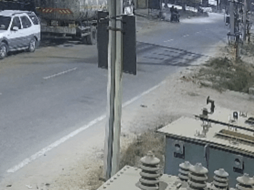 वारदात करने के बाद स्कूटी पर बैठकर फरार होते हुए बदमाश।