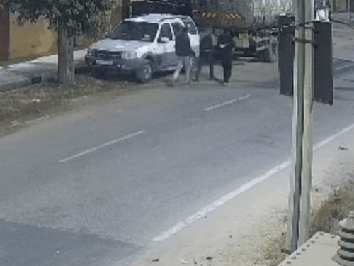 कर्मचारी का गला दबाकर साइड में ले जाते हुए बदमाश।