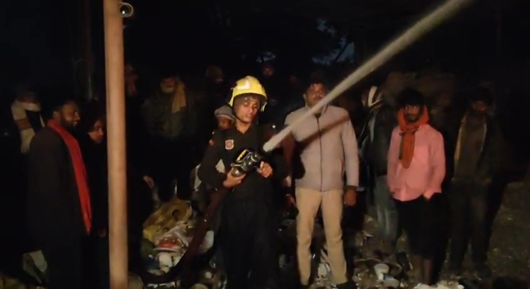 आग बुझाते फायर ब्रिगेड कर्मी।