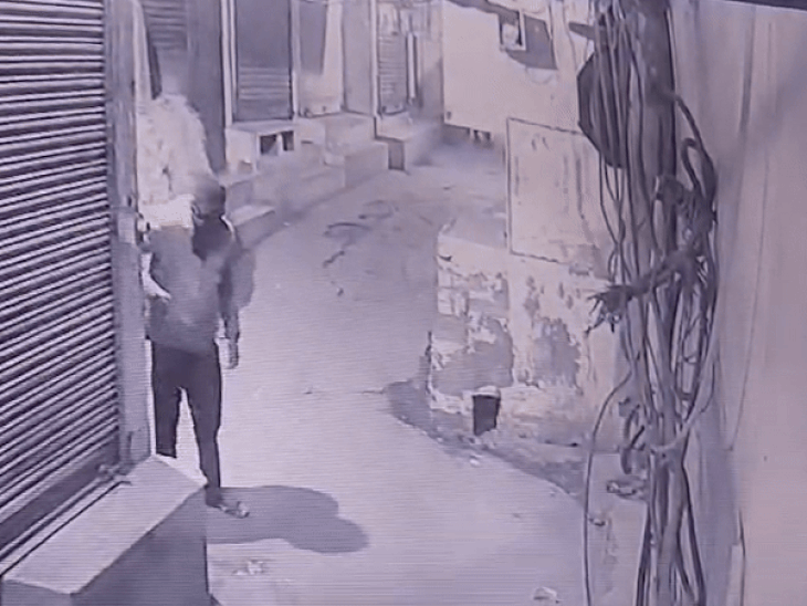 सीसीटीवी कैमरों में दुकान के बाहर हथियार लेकर खड़ा दिखाई दिया एक बदमाश। - Dainik Bhaskar