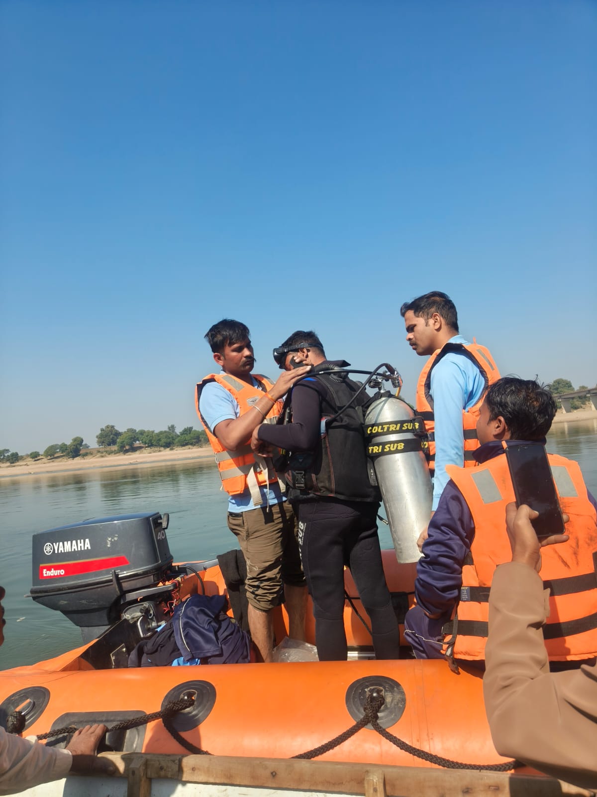 ऑक्सीजन सिलेंडर लेकर नदी में कूदे गोताखोर