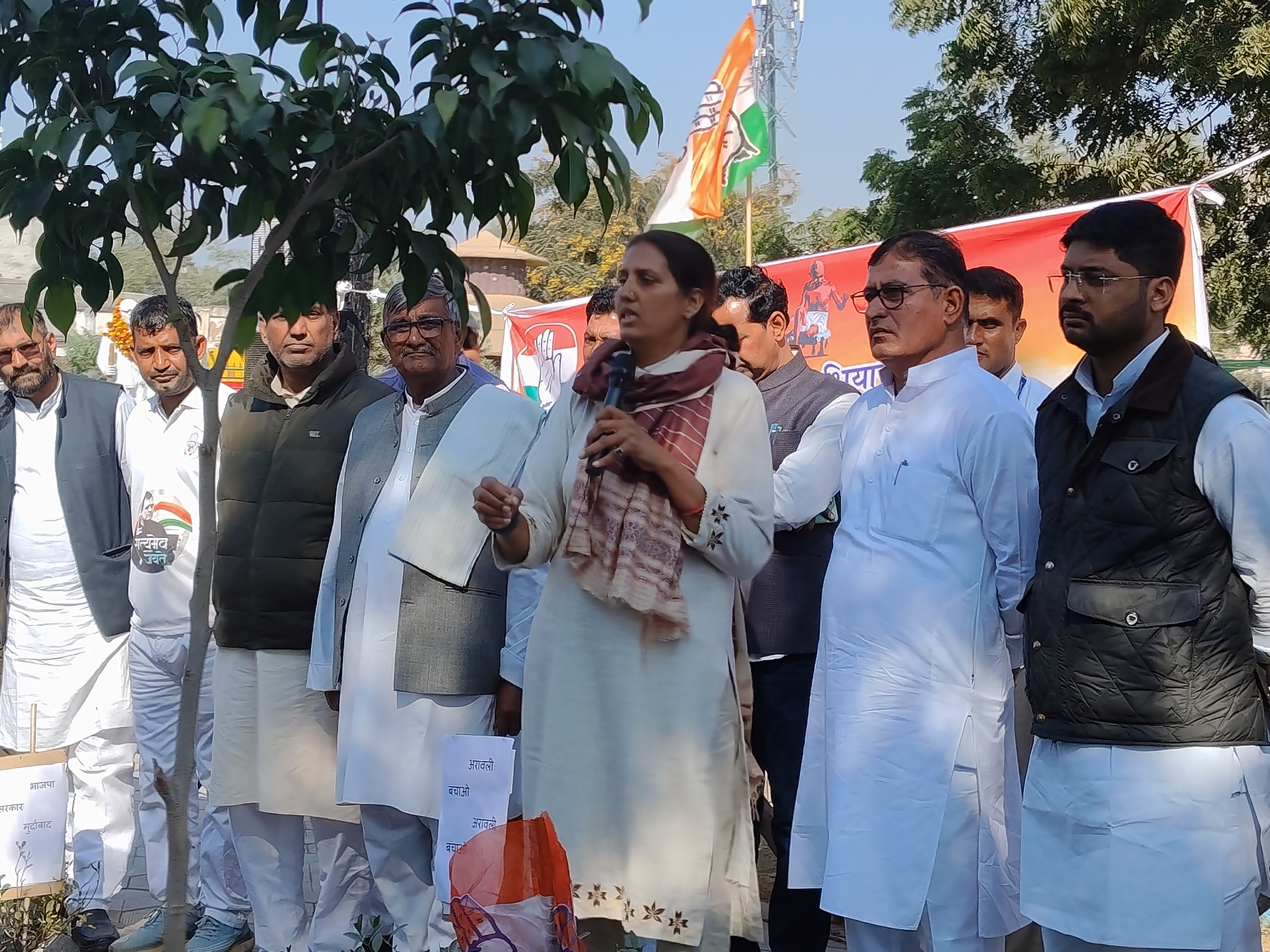 पूर्व विधायक डॉ. कृष्णा पूनिया ने अपने संबोधन में अरावली पर्वतमाला का मुद्दा उठाया और सरकार को घेरा।