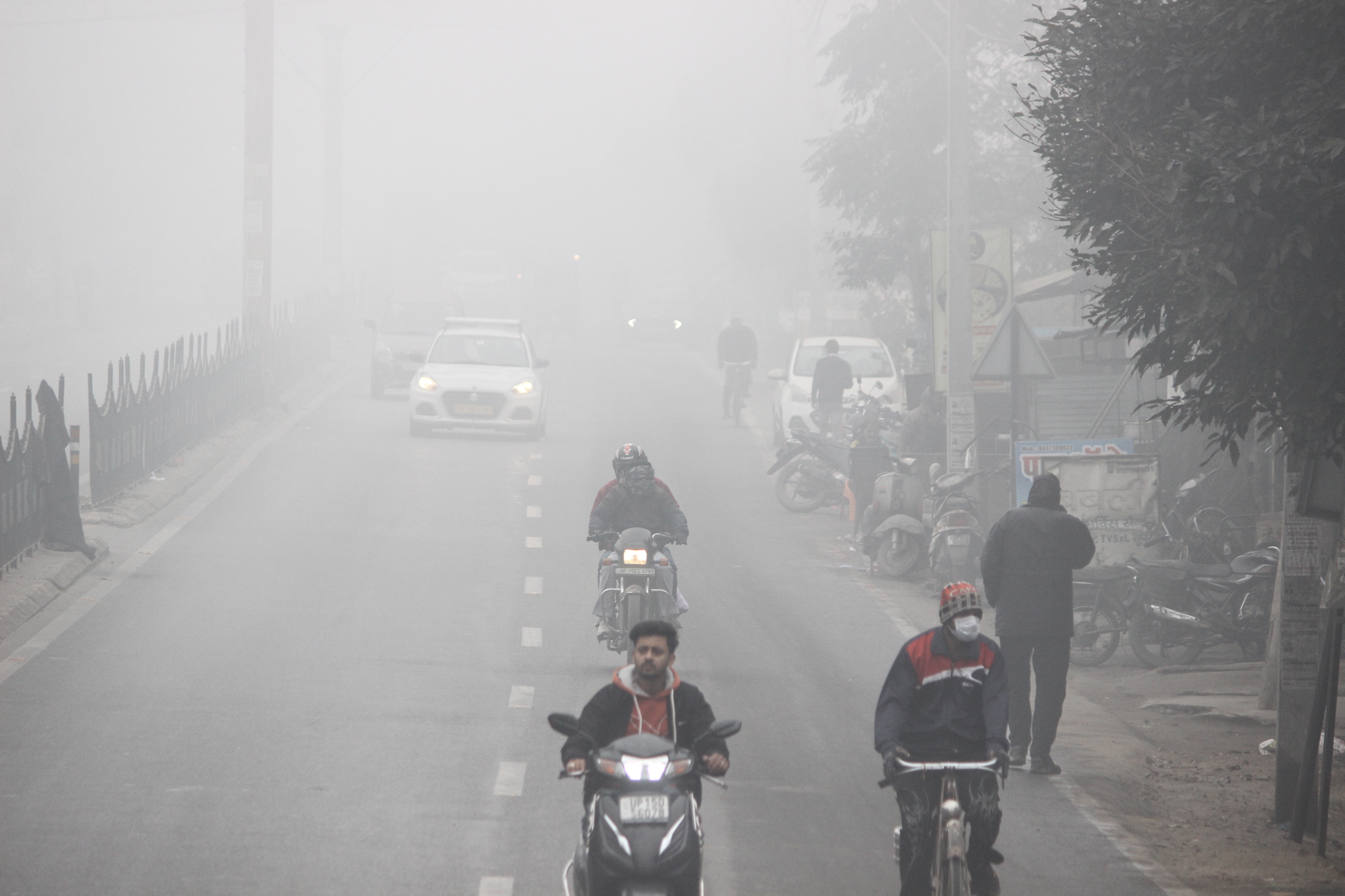 तस्वीर यूपी के मेरठ की है। यहां सुबह के वक्त विजिबिलिटी 10 मीटर से भी कम रही।