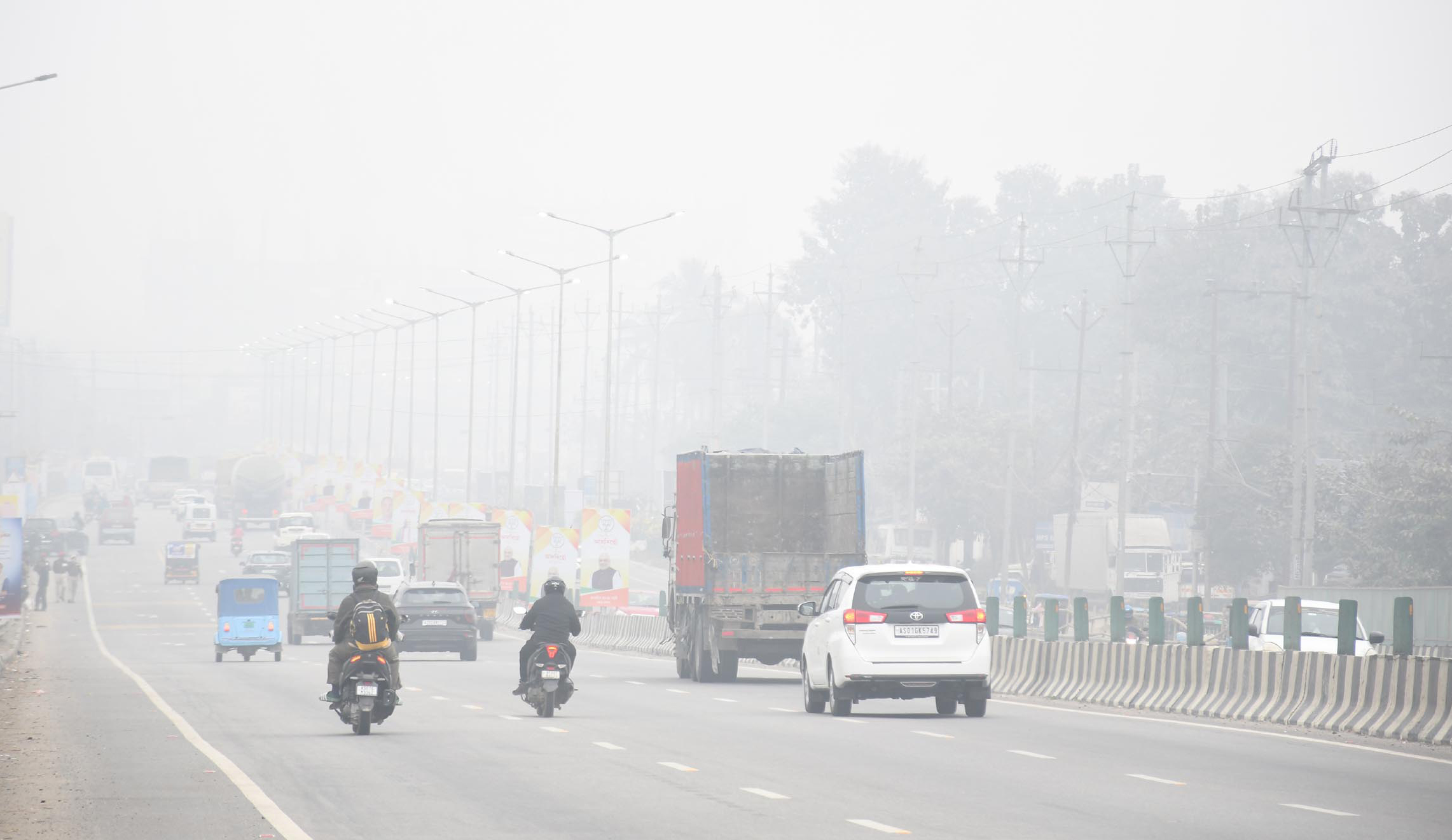 असम के गुवाहाटी में रविवार सुबह कोहरा छाया।