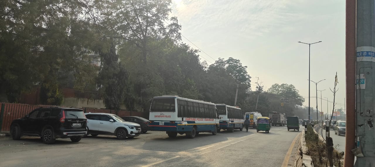 गुरुग्राम में आसिफ की मौत पर परिजनों के विरोध को देखते हुए पोस्टमॉर्टम हाउस में बड़ी संख्या में पुलिस बल की तैनाती की गई।