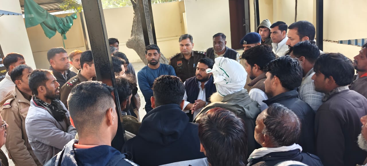 आसिफ के परिजन अधिकारियों से कार्रवाई की मांग करते हुए।